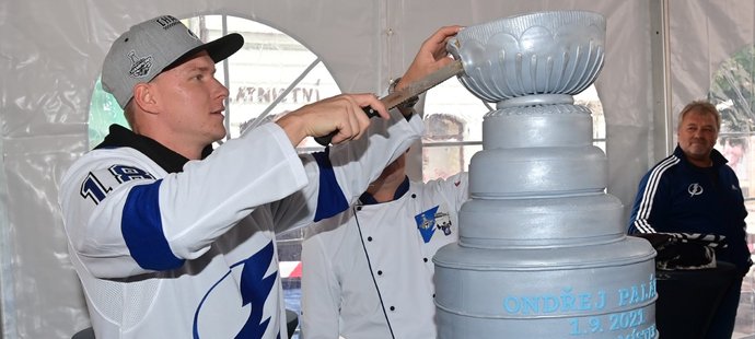 „Tenhle pohár sníme,“ usmíval se Ondřej Palát z pódia na Stanley Cup v životní velikosti