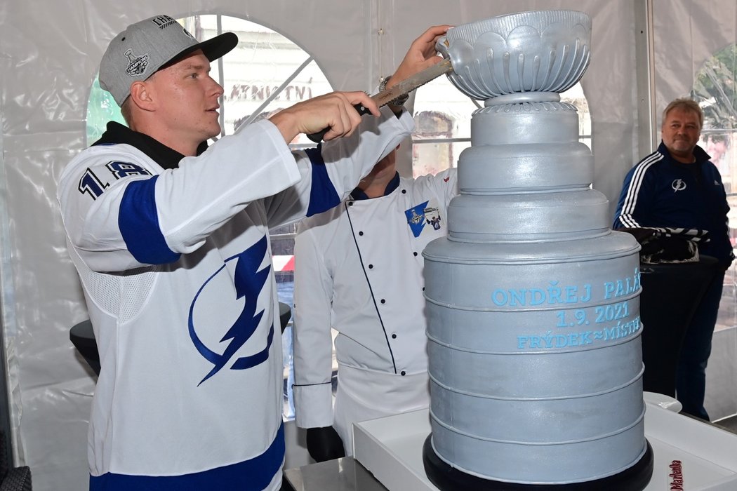 „Tenhle pohár sníme,“ usmíval se Ondřej Palát z pódia na Stanley Cup v životní velikosti