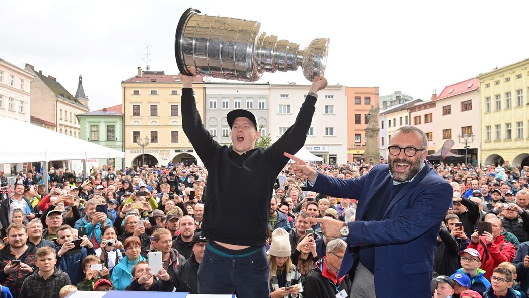 Na Stanley Cup a Ondřeje Paláta dorazilo na náměstí ve Frýdku-Místku několik stovek lidí