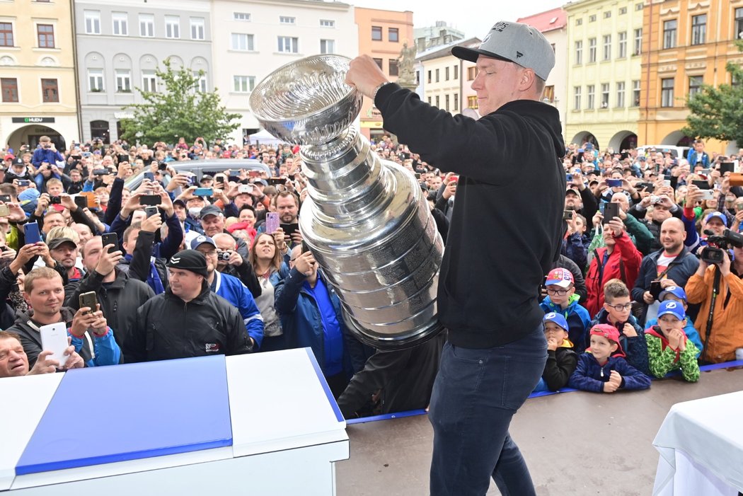 Sláva na náměstí ve Frýdku-Místku se zpozdila kvůli cestě Stanley Cupu ze Slovenska