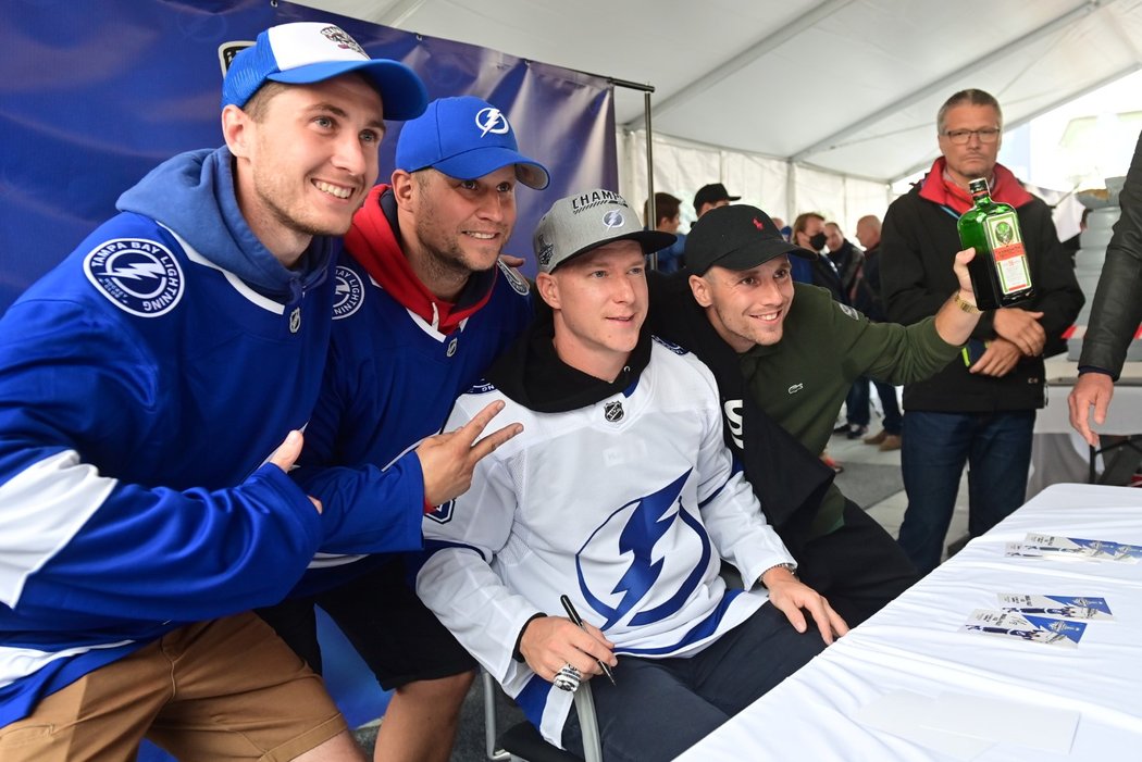 O podpis a fotku s dvojnásobným vítězem Stanley Cupu byl velký zájem