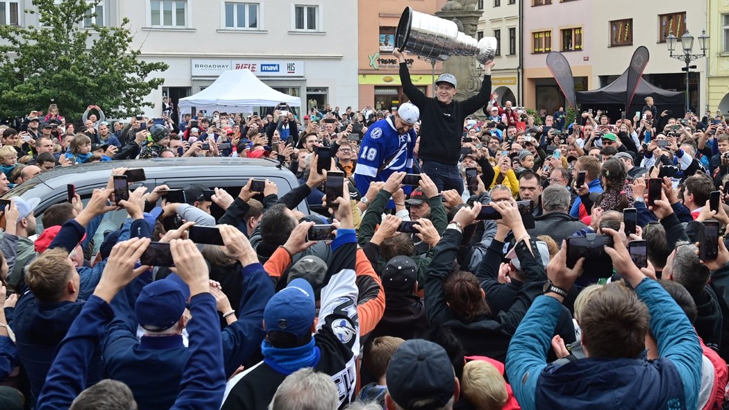 Několik stovek fanoušků se dorazilo ve středu podívat na Stanley Cup