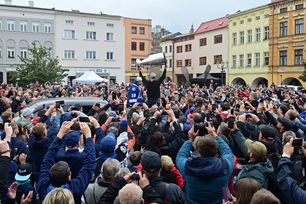 Před lety se Ondřej Palát byl podívat na Stanley Cup, když ho přivezl Pavel Kubina, teď byl v hlavní roli sám