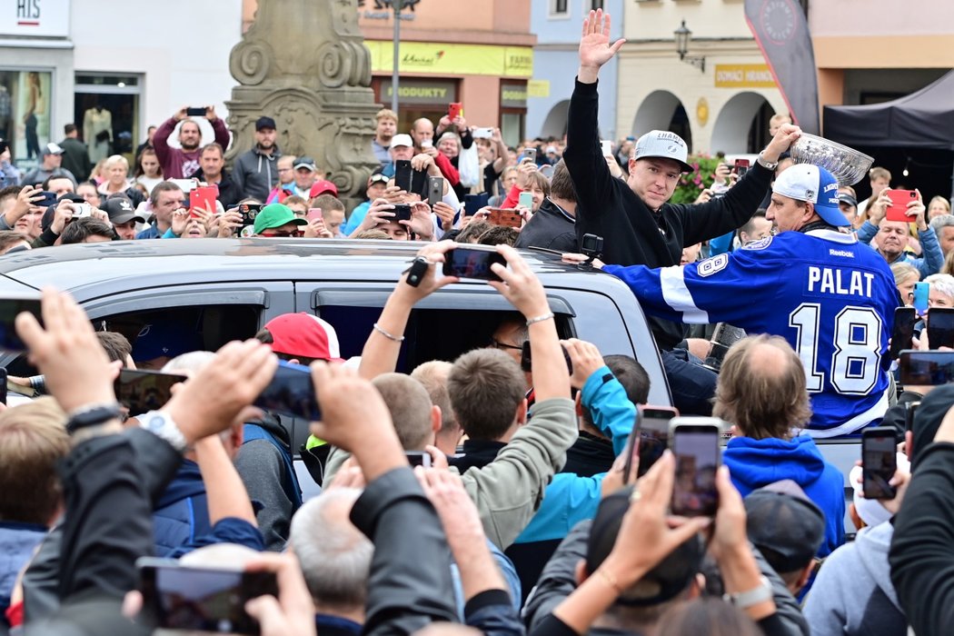 Ondřej Palát mává fanouškům na náměstí ve Frýdku-Místku