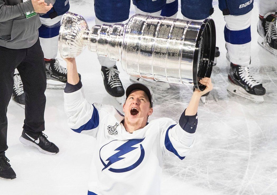 Ondřej Palát zvedá nad hlavu Stanley Cup