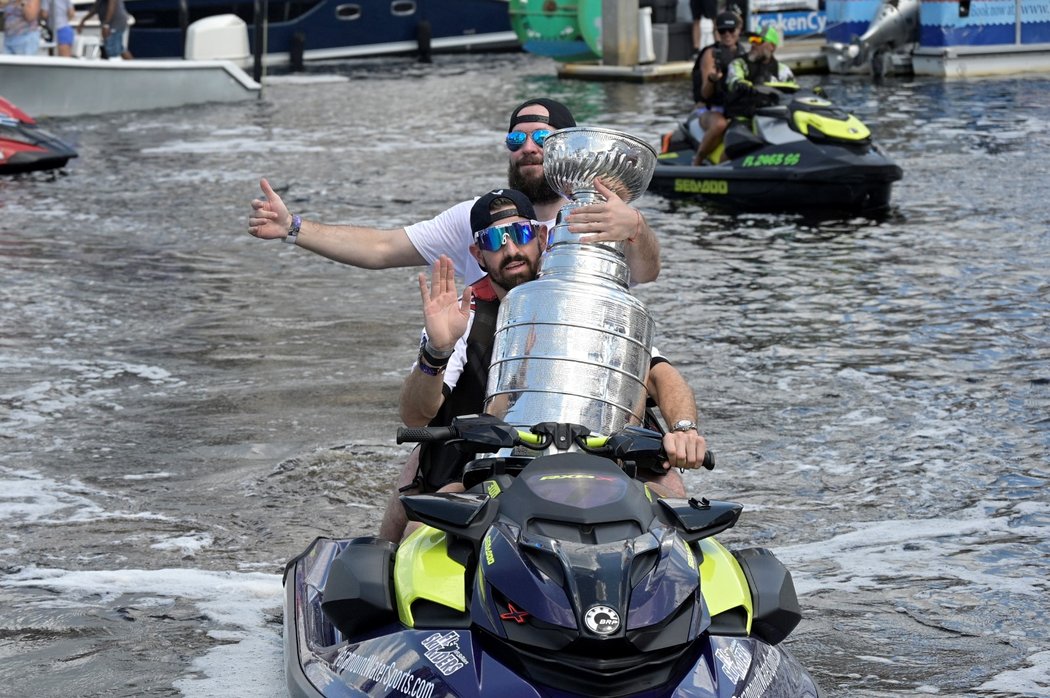 Alex Killorn a Nikita Kučerov vzali Stanley Cup i na projížďku na skútru