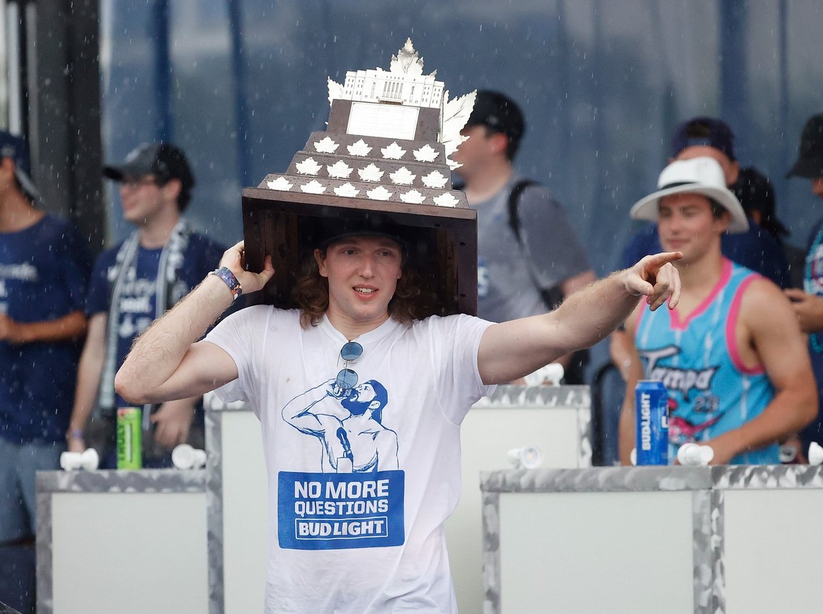 Andrej Vasilevskij si přikrýval hlavu svou Conn Smythe Trophy