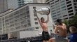 Ondřej Palát slaví zisk Stanley Cupu na lodi, kropí ho Jan Rutta