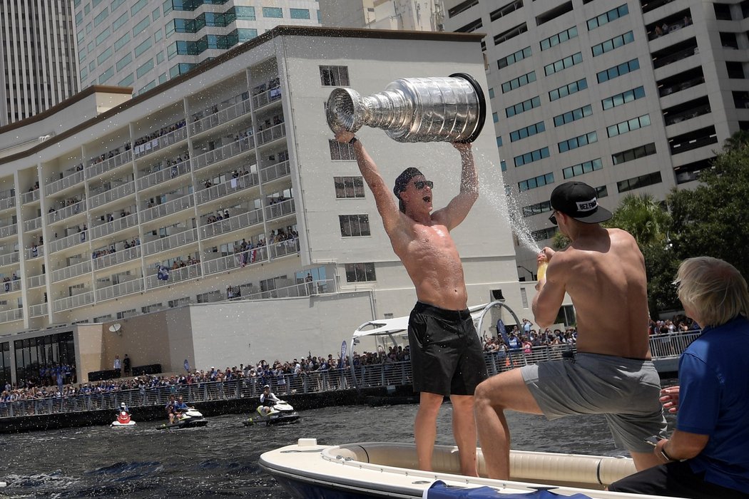 Ondřej Palát slaví zisk Stanley Cupu na lodi, kropí ho Jan Rutta