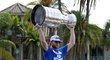Kapitán šampionů Steven Stamkos zvedá Stanley Cup nad hlavu