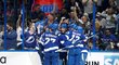 Hokejisté Tampy slaví gól proti Torontu