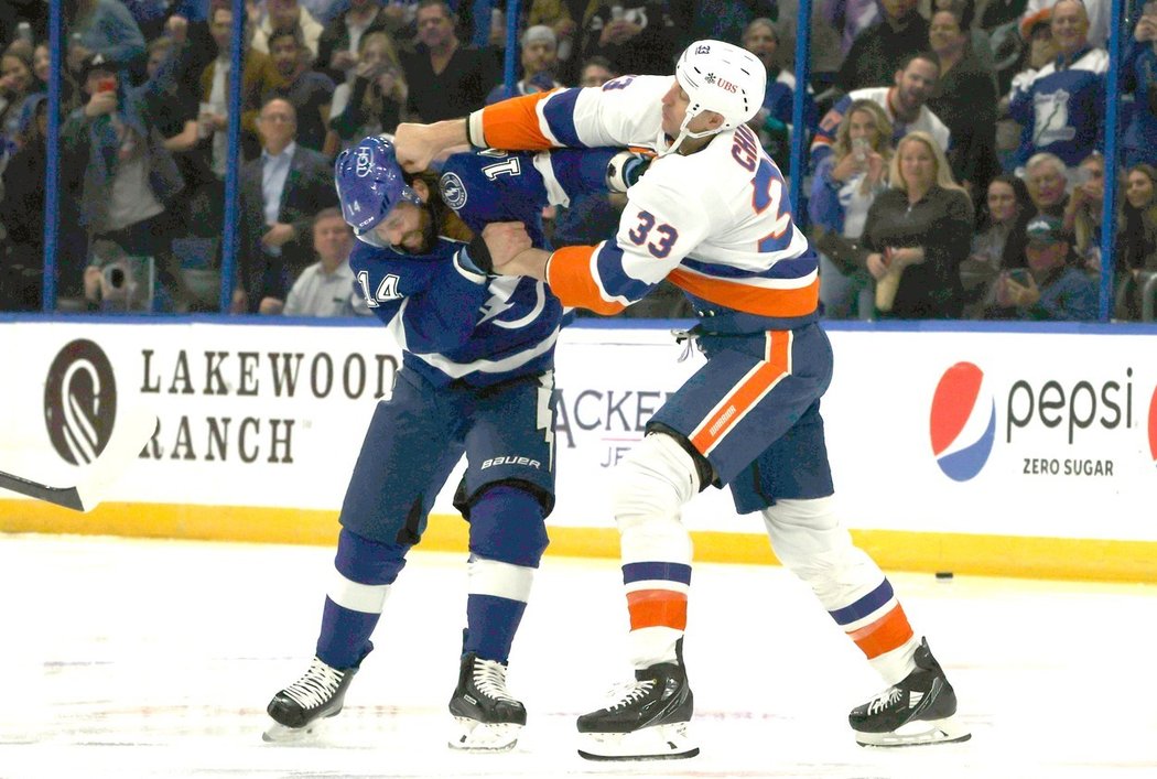 Obr Zdeno Chára z New York Islanders nedal Patricku Maroonovi ve vzájemné bitce takřka žádnou šanci