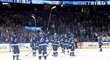 Hokejisté Tampy Bay se po drtivé výhře 8:0 ujali vedení v sérii s New York Islanders 3:2 na zápasy a jsou krok od finále Stanley Cupu