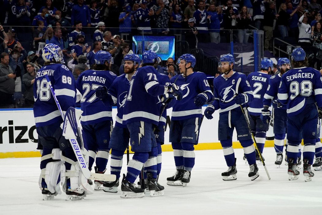 Hokejisté Tampy Bay se po drtivé výhře 8:0 ujali vedení v sérii s New York Islanders 3:2 na zápasy a jsou krok od finále Stanley Cupu