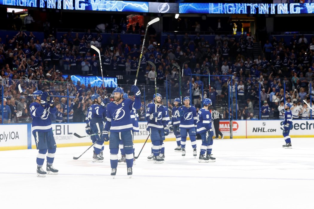 Hokejisté Tampy Bay se po drtivé výhře 8:0 ujali vedení v sérii s New York Islanders 3:2 na zápasy a jsou krok od finále Stanley Cupu