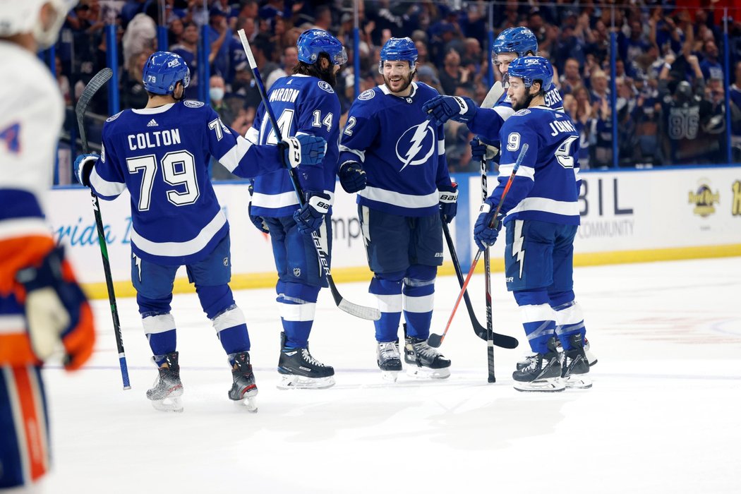 Hokejisté Tampy Bay se po drtivé výhře 8:0 ujali vedení v sérii s New York Islanders 3:2 na zápasy a jsou krok od finále Stanley Cupu