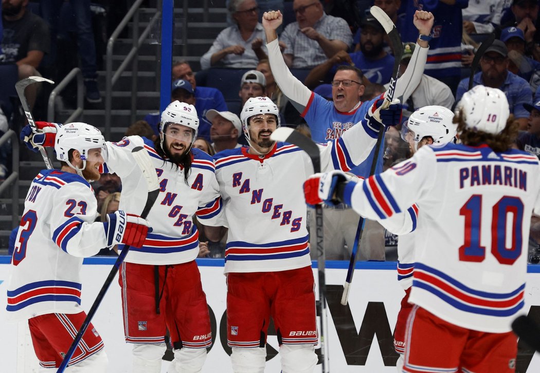 Hokejisté Rangers slaví gól na ledě Tampy, který nakonec na výhru nestačil