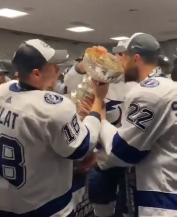 Při oslavách v šatně Tampy došlo i na pití šampaňského přímo ze Stanley Cupu