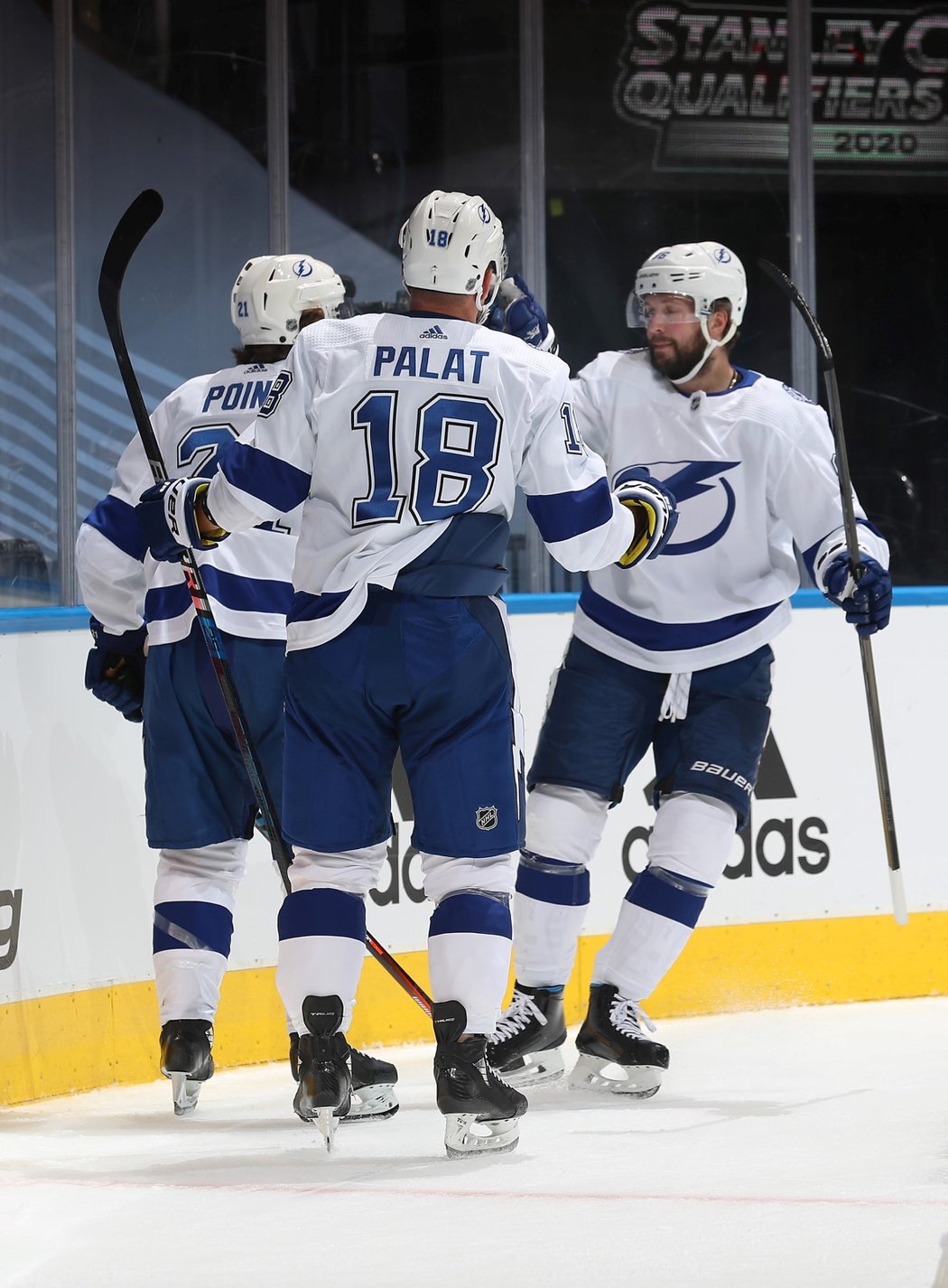 Český útočník Ondřej Palát pomohl v přípravném utkání před restartem sezony NHL po pandemii koronaviru v Torontu třemi asistencemi k výhře hokejistů Tampy Bay nad Floridou 5:0