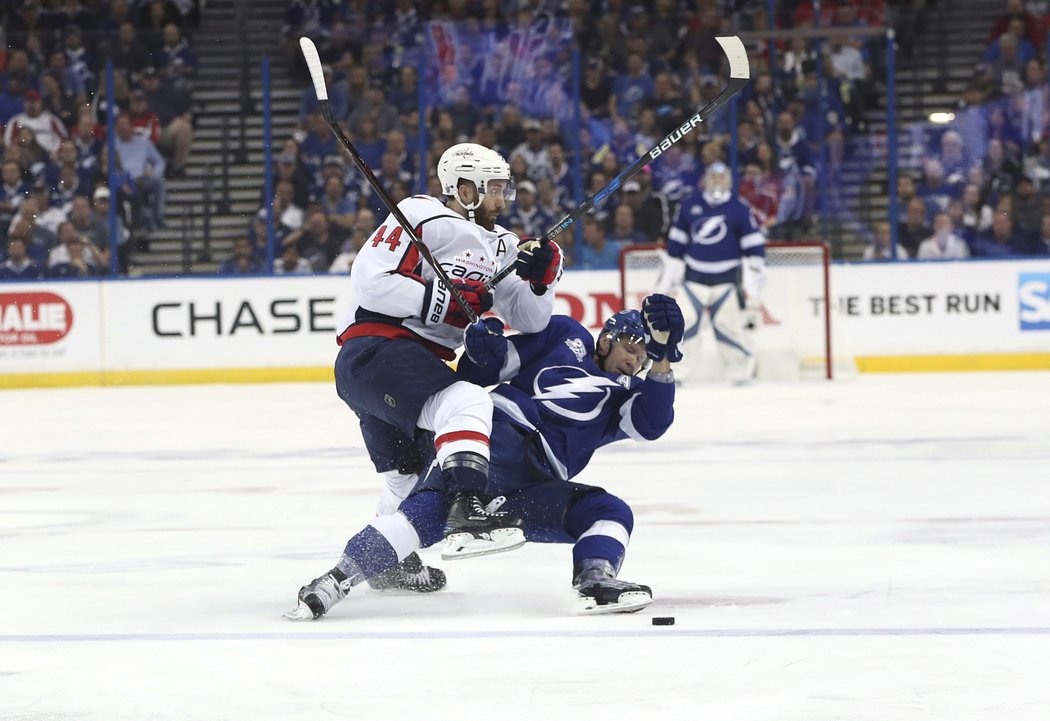 Brooks Orpik vyhrál v souboji zkušených nad Ondřejem Palátem