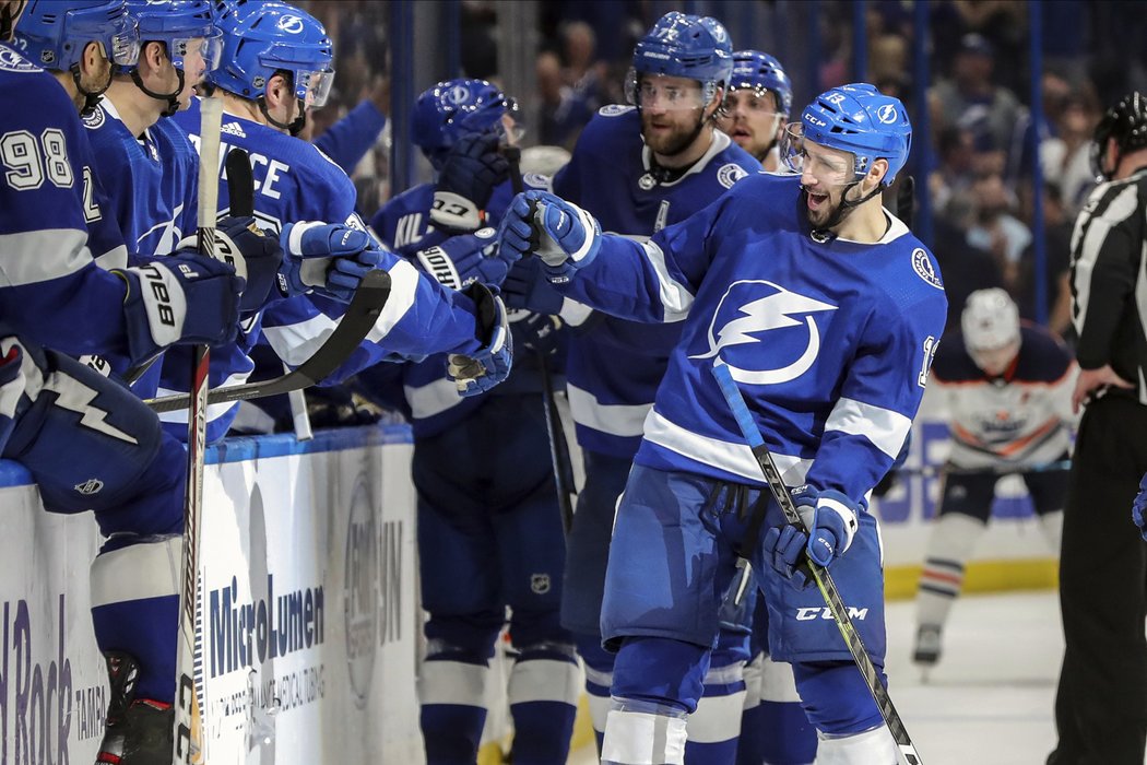 Gratulce ke gólu při závěrečné power-play přijímá útočník Cedric Paquette