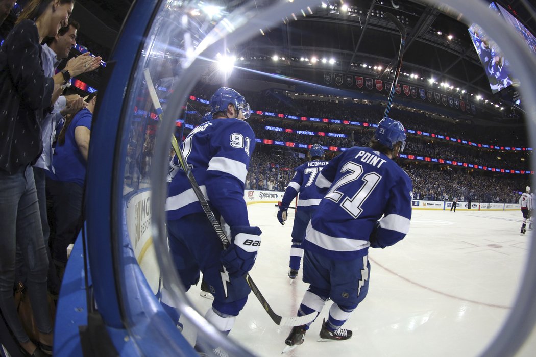 Brayden Point a Steven Stamkos oba v zápase brali gól a nahrávku