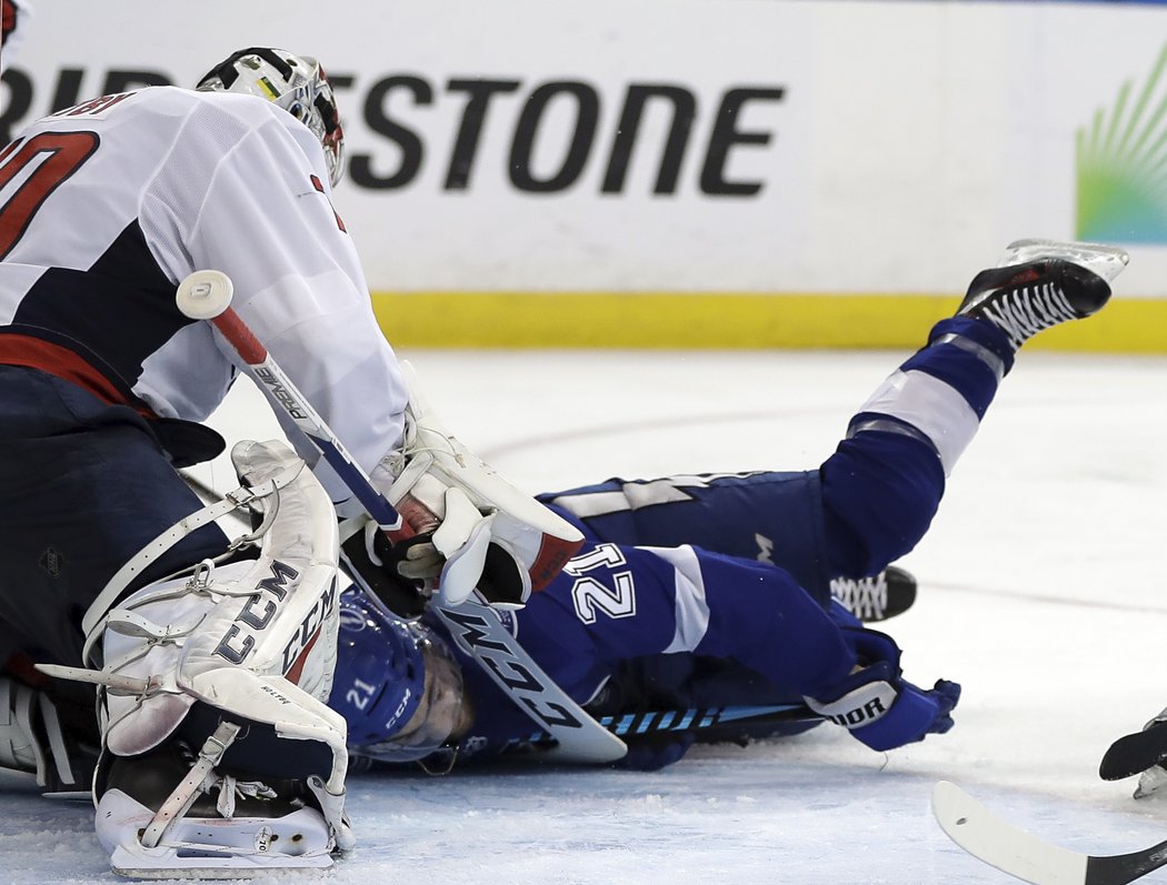 Brayden Point se snažil dostat puk do brány jakkoliv