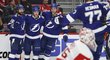 Nikita Kučerov, Brayden Point a Jan Rutta slaví další trefu v síti Red Wings