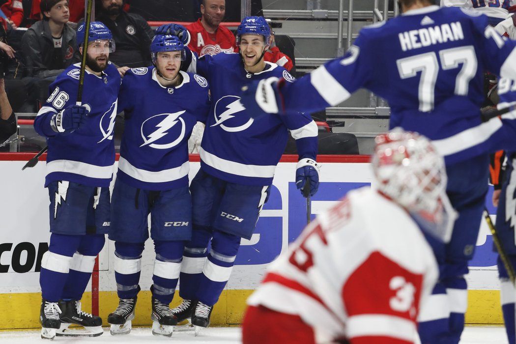 Nikita Kučerov, Brayden Point a Jan Rutta slaví další trefu v síti Red Wings