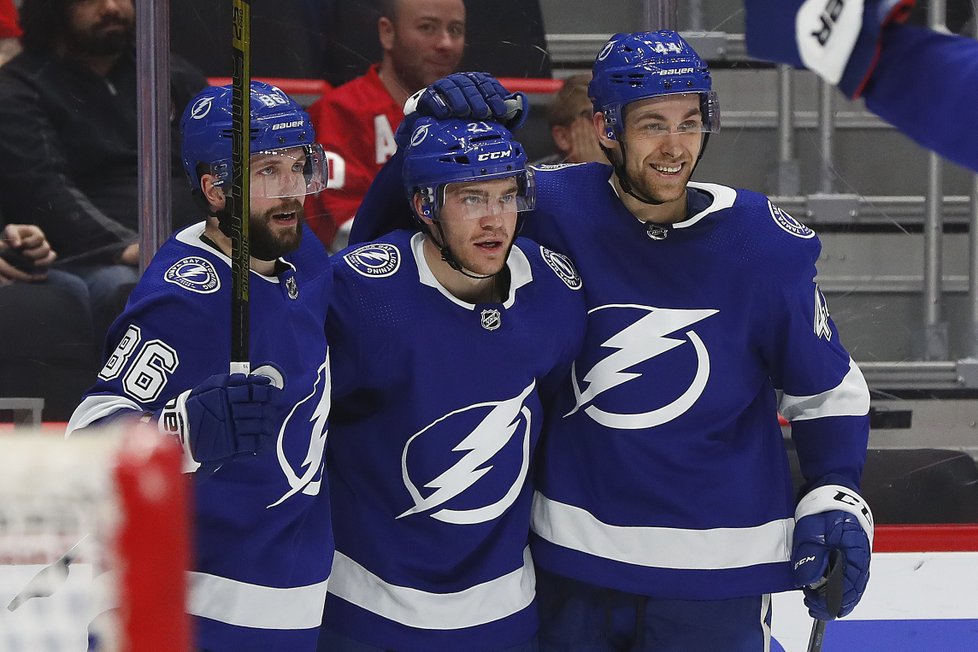 Nikita Kučerov, Brayden Point a Jan Rutta slaví další trefu v síti Red Wings