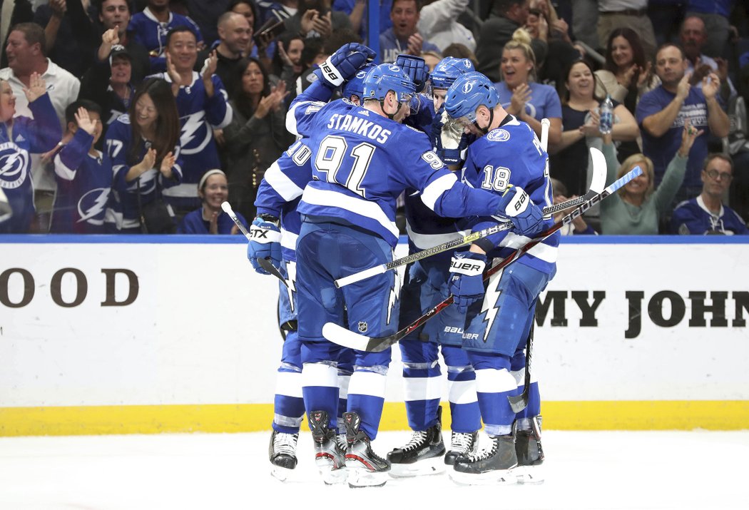 Steven Stamkos a Ondřej Palát slaví další gól Lightning