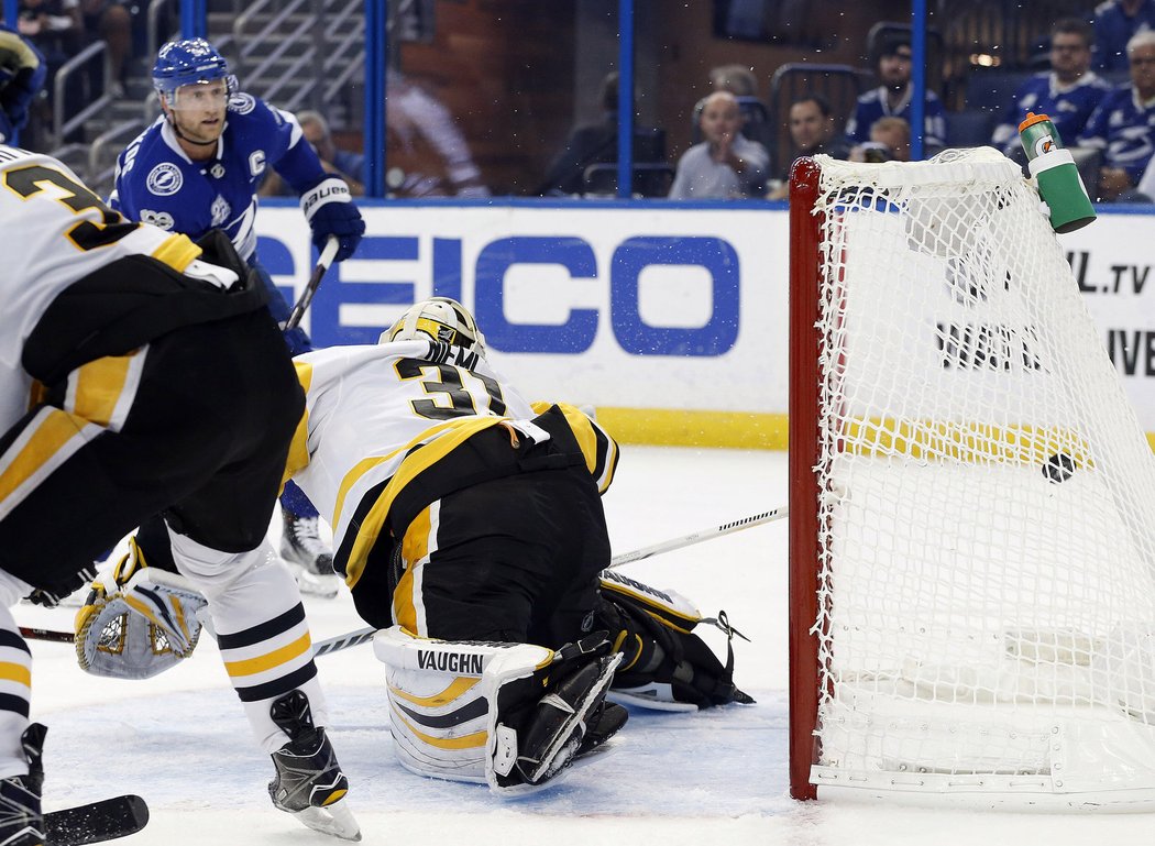 Steven Stamkos posílá kotouč do sítě Antti Niemiho z Pittsburghu