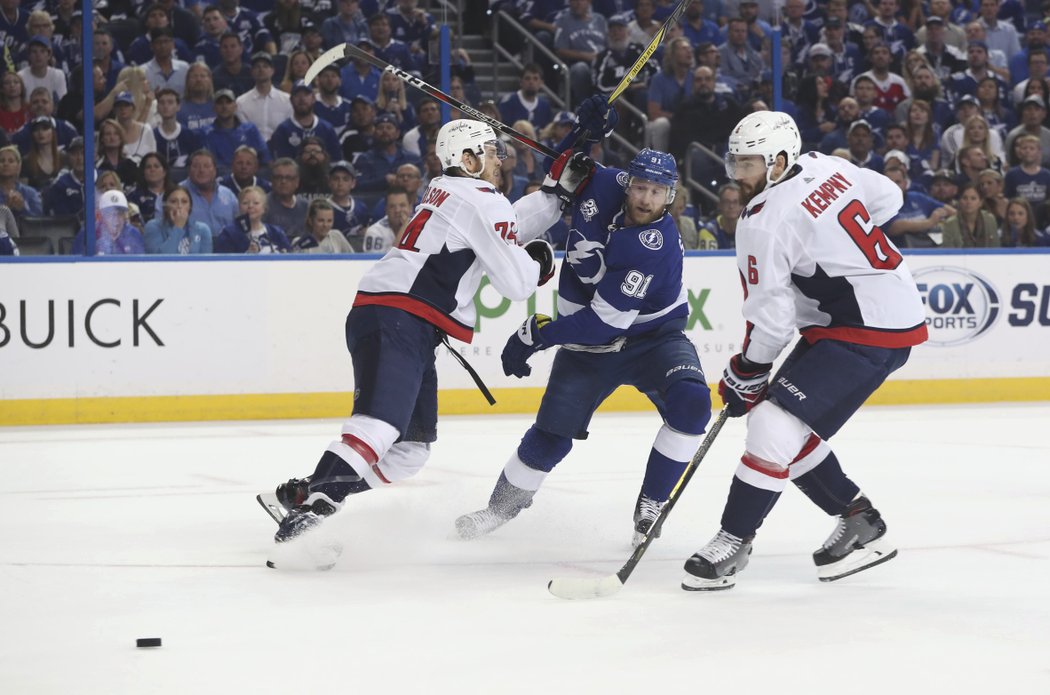 Steven Stamkos se snaží prosmýknout mezi dvojicí John Carlson - Michal Kempný