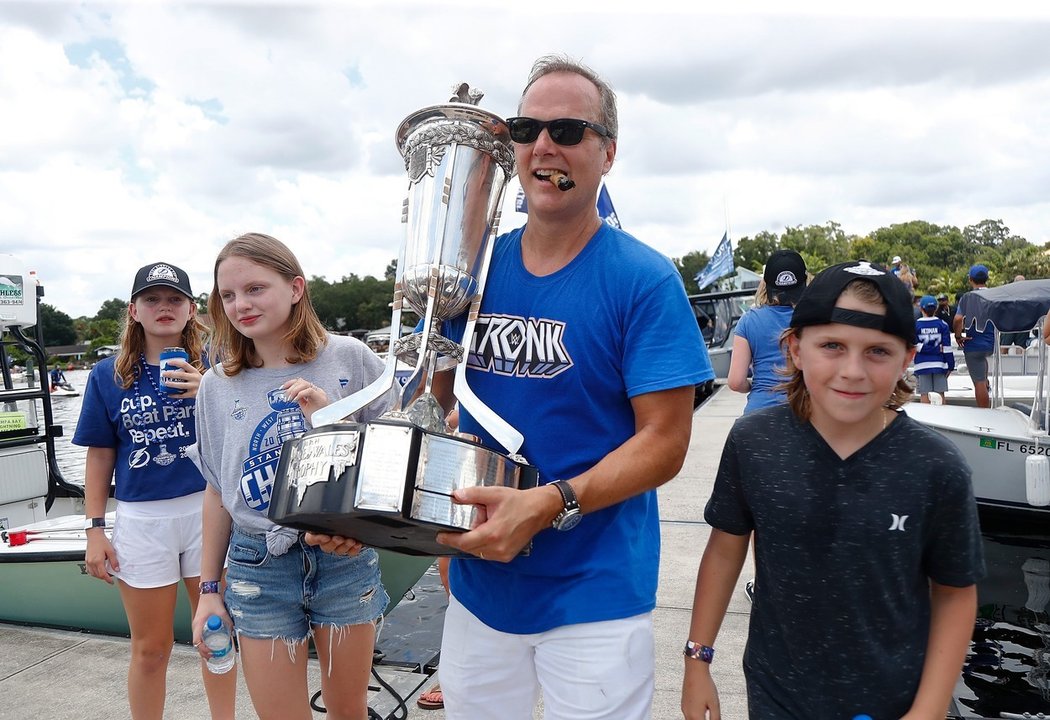 Trenér Tampy Bay Jon Cooper během oslav zisku Stanley Cupu