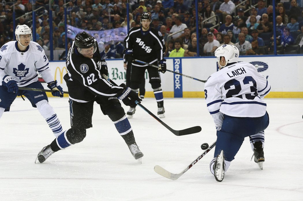 Prohozené role. Obránce Andrej Šustr střílí, útočník Brooks Laich blokuje