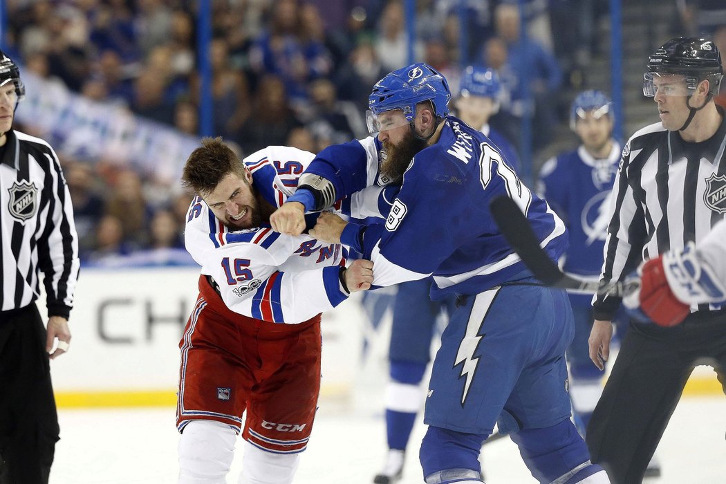 Dva vousáči v sobě! Bez rukavic se do sebe pustili Tanner Glass z Rangers a Luke Witkowski z Tampy