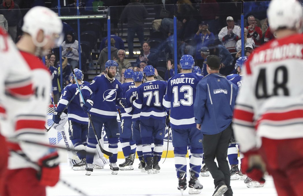 Hokejisté Tampy Bay porazili Carolinu po velkém obratu 3:1 a zůstávají nejlepším týmem NHL.