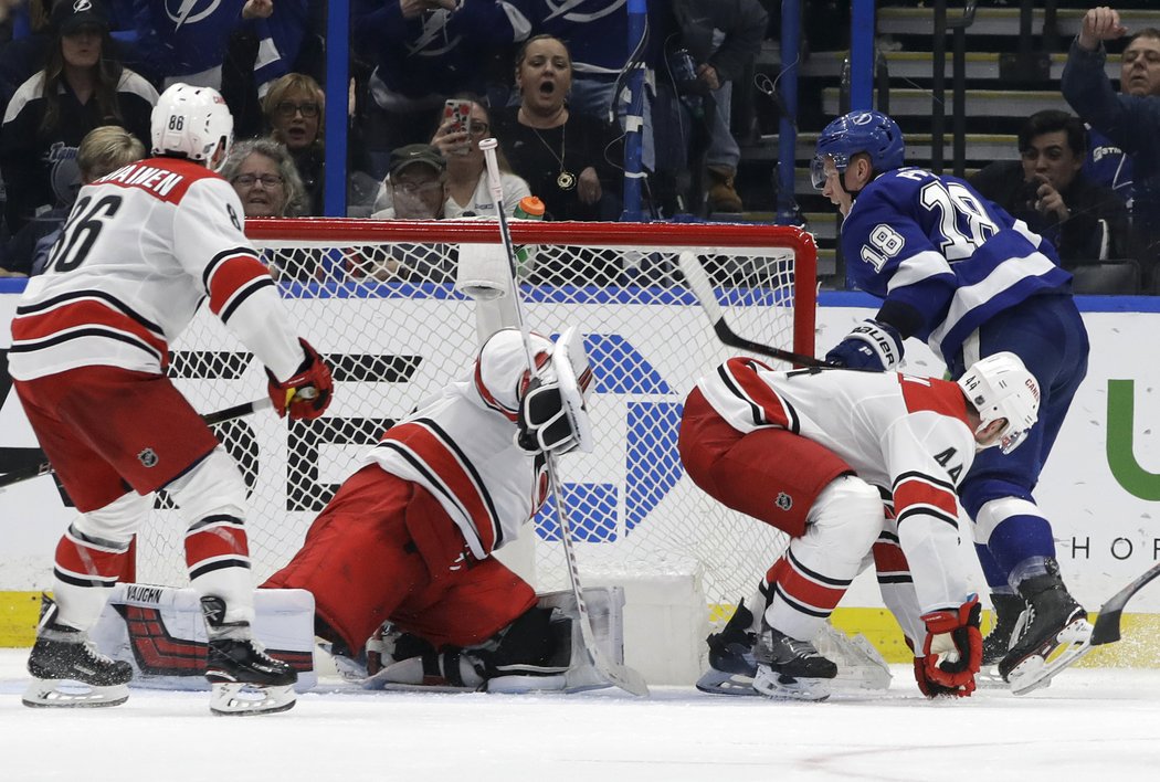 Ondřej Palát překonal v NHL krajana Petra Mrázka a odstartoval v 52. minutě obrat Tampy Bay v utkání s Carolinou z 0:1 na konečných 3:1.