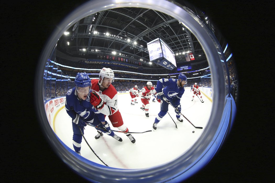 Hokejisté Tampy Bay porazili Carolinu po velkém obratu 3:1 a zůstávají nejlepším týmem NHL.