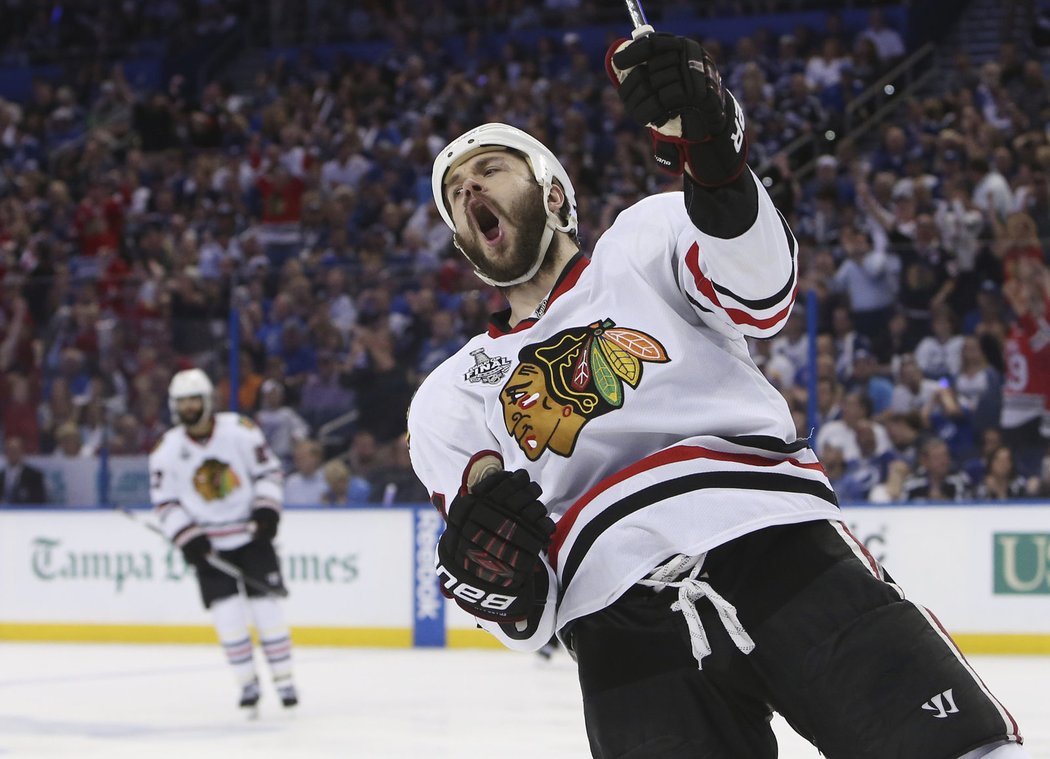 Brent Seabrook slaví vyrovnání na 3:3 