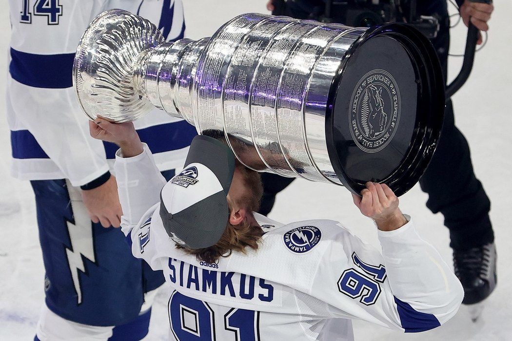 Kapitán Tampy Steven Stamkos líbá Stanley Cup.