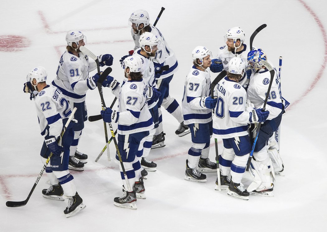 Hokejisté Tampy Bay porazili ve třetím finále play off NHL Dallas 5:2 a druhou výhrou po sobě obrátili stav série na 2:1.