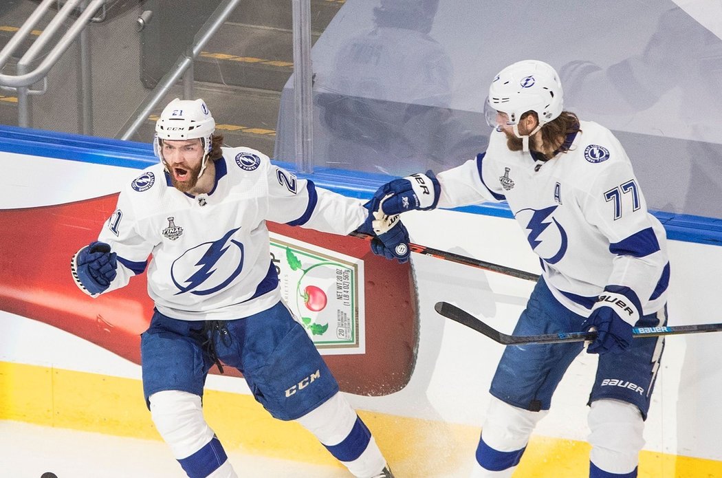 Kanadský forvard Brayden Point využil přesilovku a Lightning vedli v šestém finále Stanley Cupu 1:0.