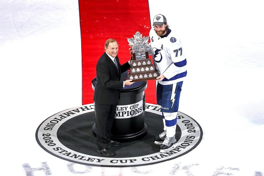 Conn Smythe pro nejužitečnějšího hráče play off získal švédský obránce Victor Hedman.