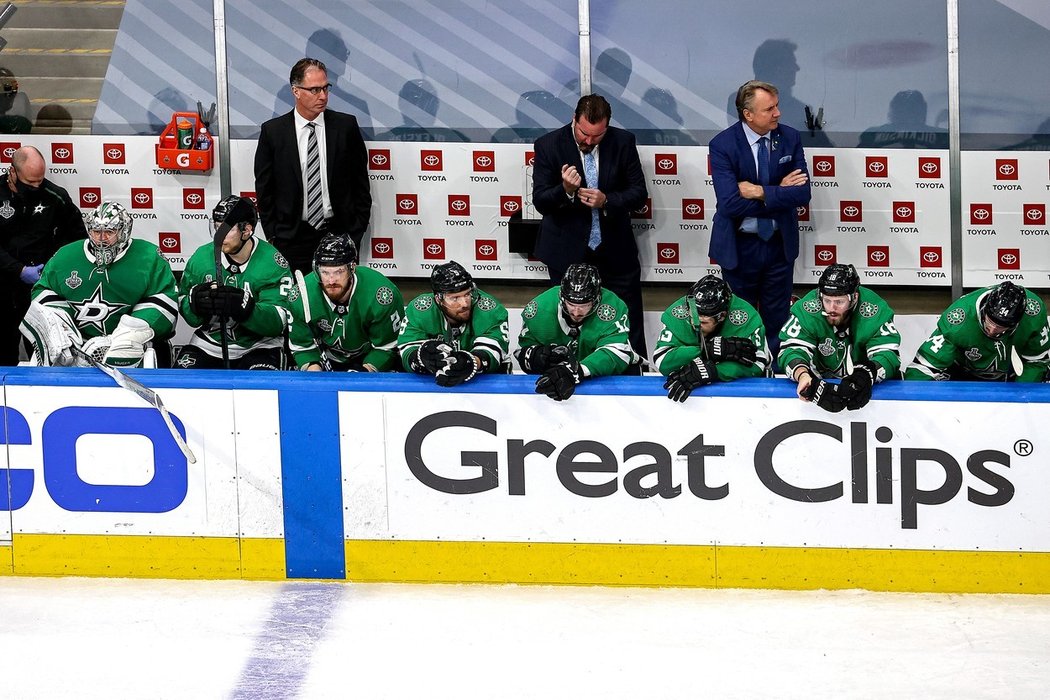 Zklamaní hokejisté Dallasu. V šestém finále Stanley Cupu nedokázali Tampě vstřelit ani jednu branku a prohráli 0:2. 