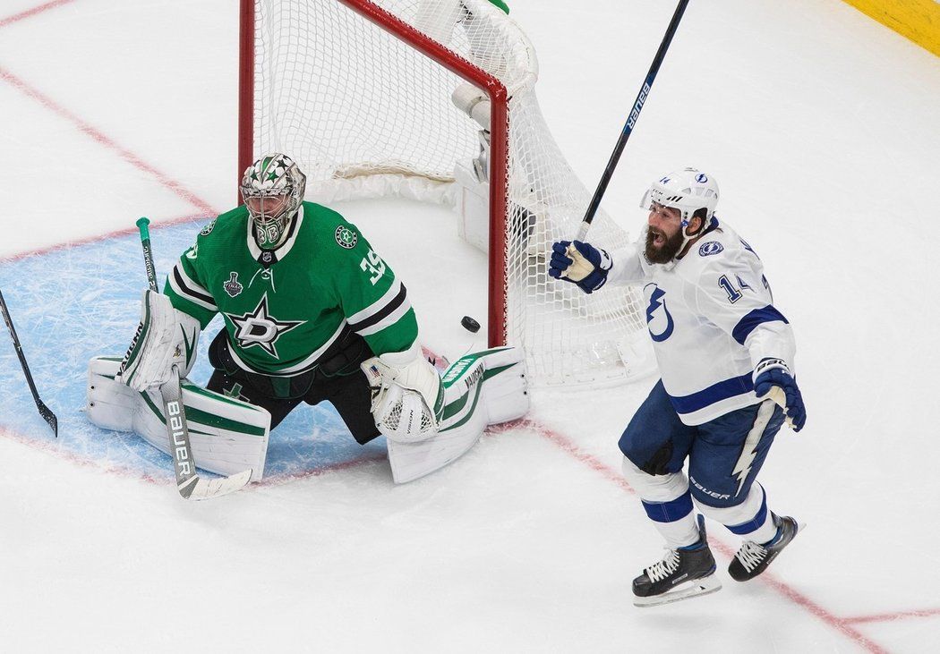  Lightning ve čtvrtém utkání finále play off NHL porazili Dallas 5:4 v prodloužení a v sérii vedou 3:1. V 67. minutě rozhodl obránce Kevin Shattenkirk.