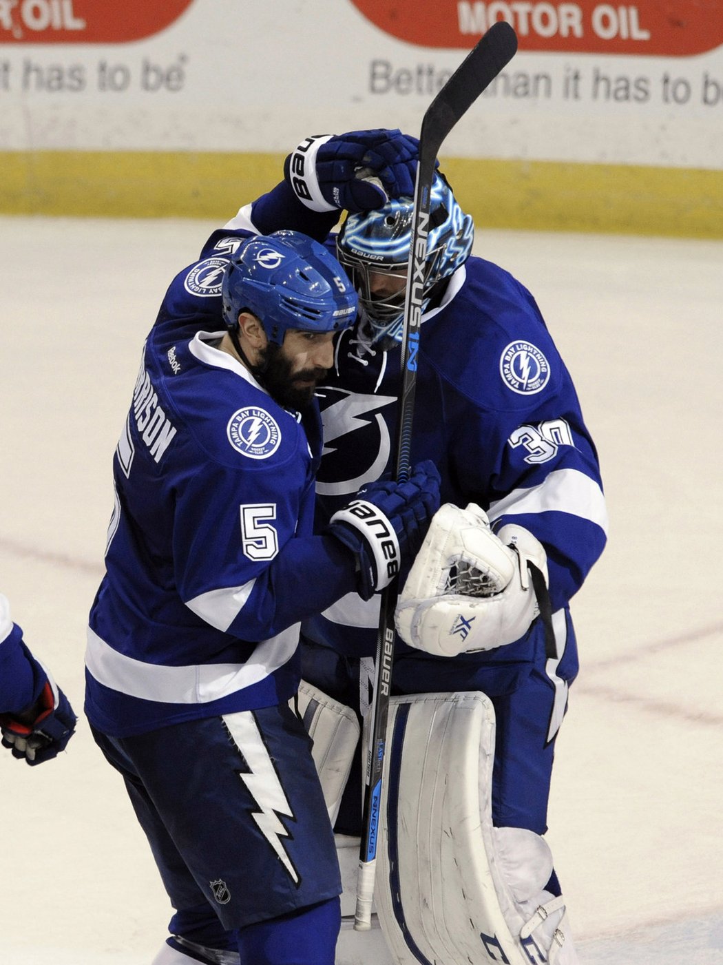 Brankář Tampy Ben Bishop přijímá gratulace po vychytané výhře