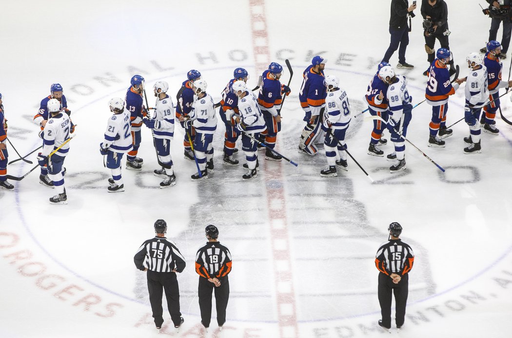 Hokejisté Tampy Bay s Ondřejem Palátem v sestavě porazili New York Islanders 2:1 v prodloužení, sérii vyhráli 4:2 na zápasy a postoupili do finále NHL. V boji o Stanleyův pohár, který Lightning získali naposledy v roce 2004, se střetnou s Dallasem.