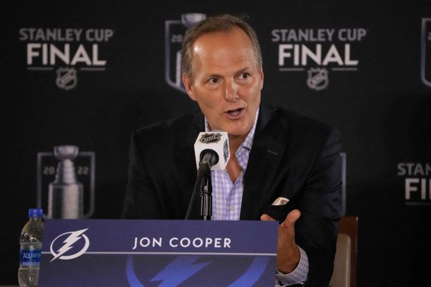 Trenér Tampy Jon Cooper na tiskové konferenci Trenér Tampy Jon Cooper na tiskové konferenci