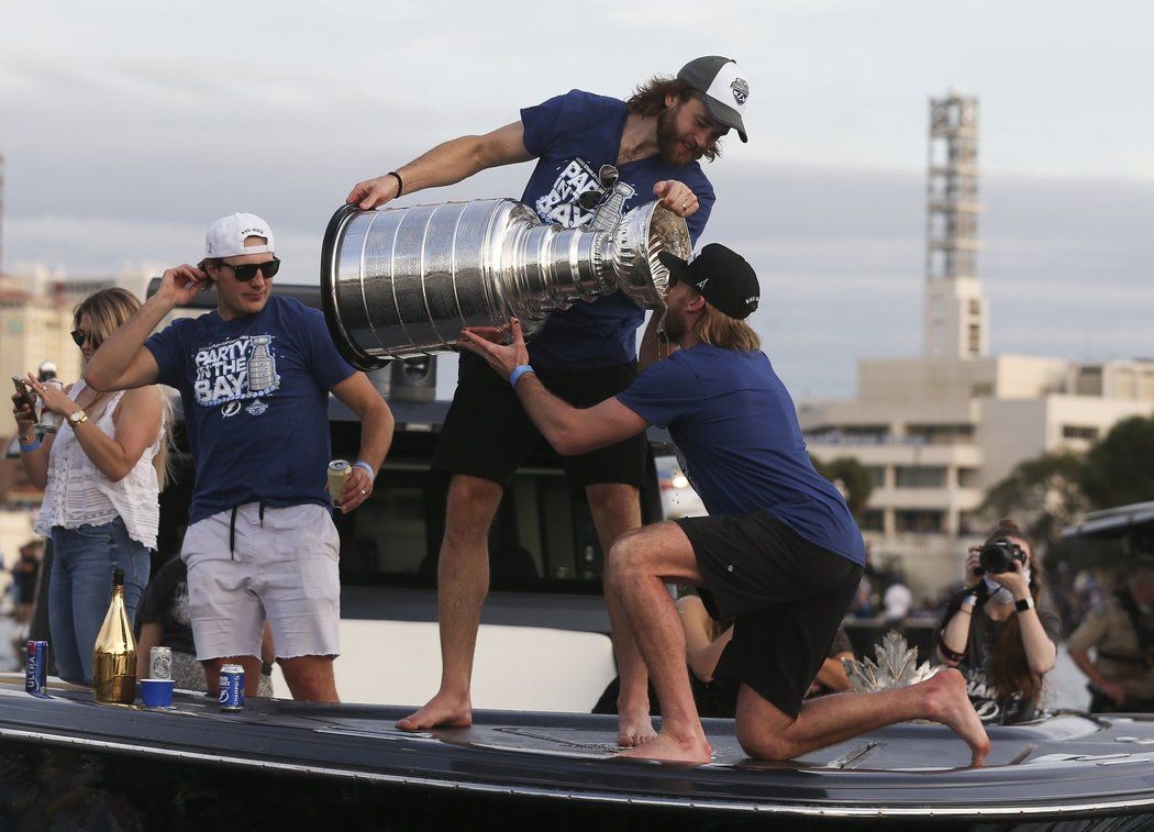 Dlouhých 16 let vyhlíželi fanoušci Tampy druhý Stanley Cup klubové historie. V roce 2004 Lightning ve finále zdolali Calgary, před pěti lety jim druhý Pohár vyrvalo Chicago. Teď konečně jsou jejich miláčkové opět králi NHL, Dallas srazili 4:2, což si o středeční noci zasloužilo na Floridě obrovskou party.